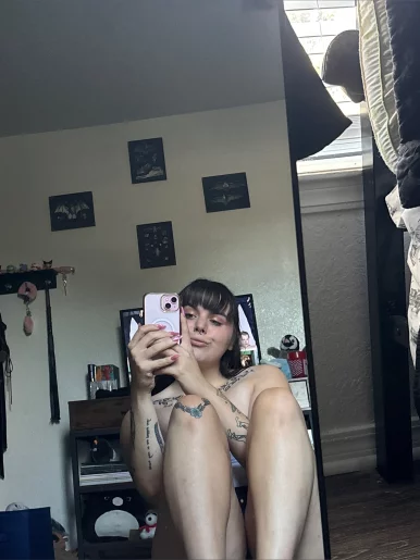 Photo of model @moonlit_fairy0