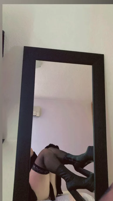 Photo of model @morenavelvet