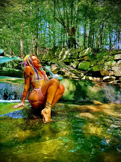 Photo of model @nikki.red11