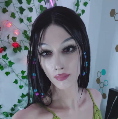 Photo of model @ninaneers