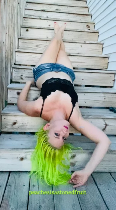 Photo of model @peachesisastonedfruit2