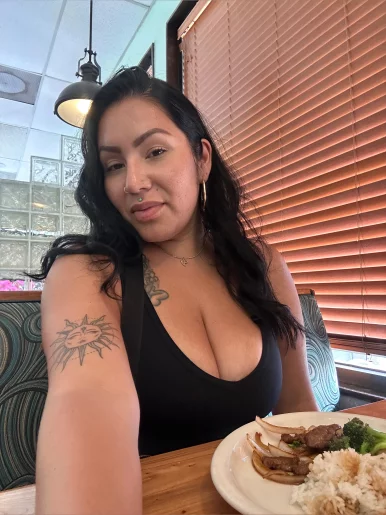 Photo of model @peachyyyness