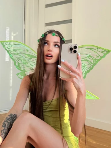 Photo of model @petiteannika