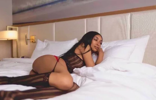 Photo of model @petitemia