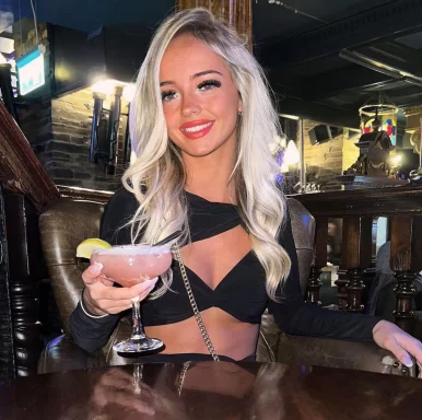 Photo of model @petitesneakylink