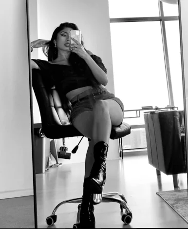 Photo of model @prettyfeetparis