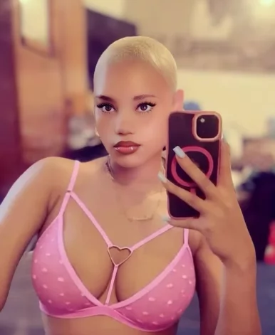 Photo of model @prettynyympho