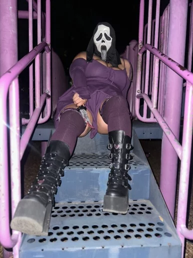 Photo of model @purple_goddess