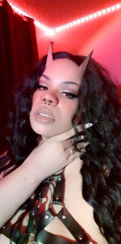 Photo of model @queencavaiani