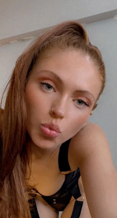 Photo of model @redheadqueenxoxo