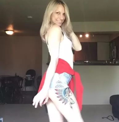 Photo of model @redsdelight