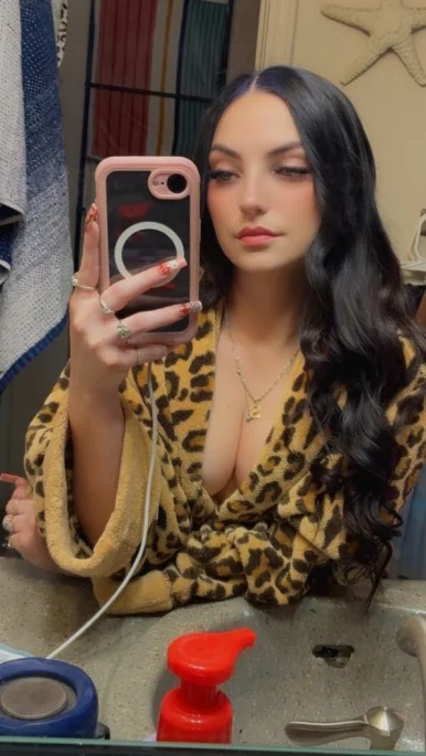 Photo of model @runmedatmoney69