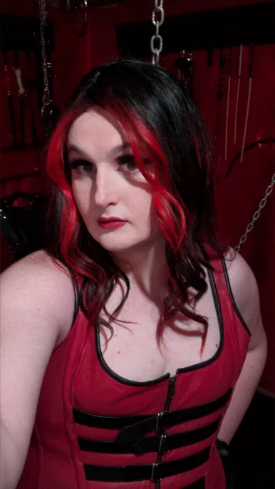 Photo of model @sanguinescarlet