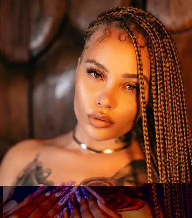 Photo of model @saragoldglitter