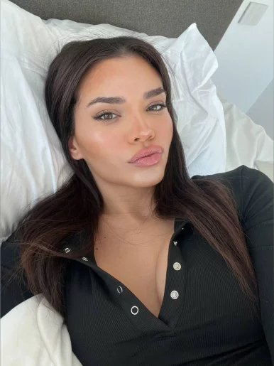 Photo of model @saralimaxo