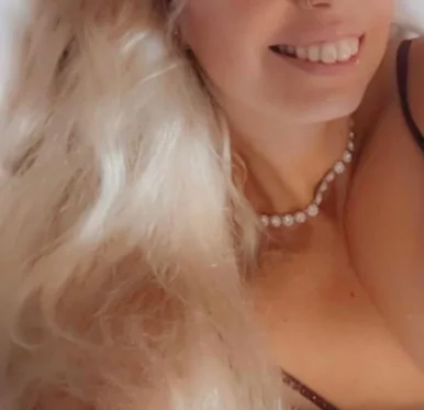 Photo of model @scarletfree