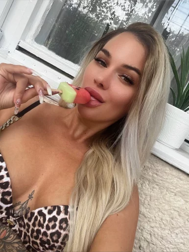 Photo of model @sexybatwomen