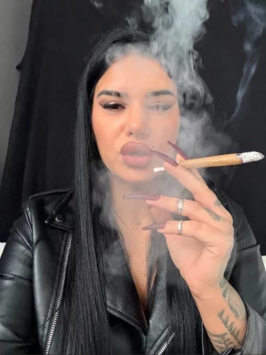 Photo of model @smokingfetishkate