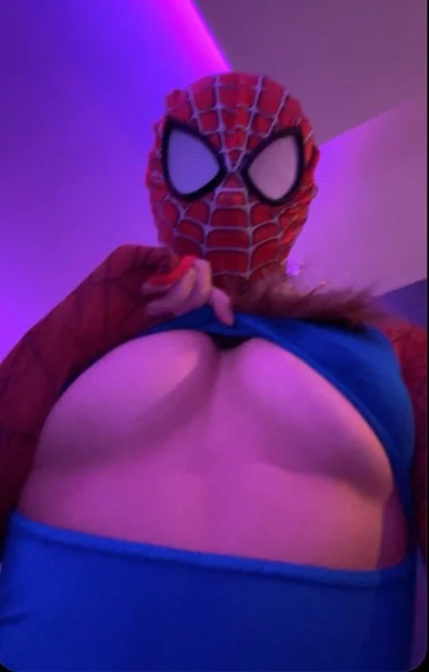 Photo of model @spiderhoneyy