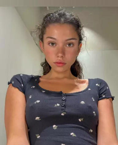 Photo of model @stepdaughter18