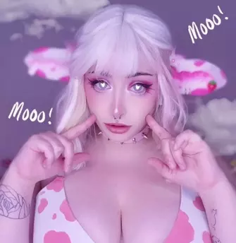 Photo of model @strawberrycub