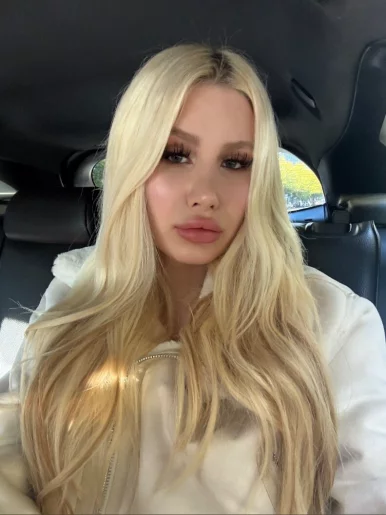 Photo of model @stunning_stella