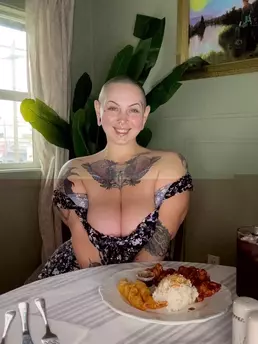 Photo of model @sugarsweetmeatpie