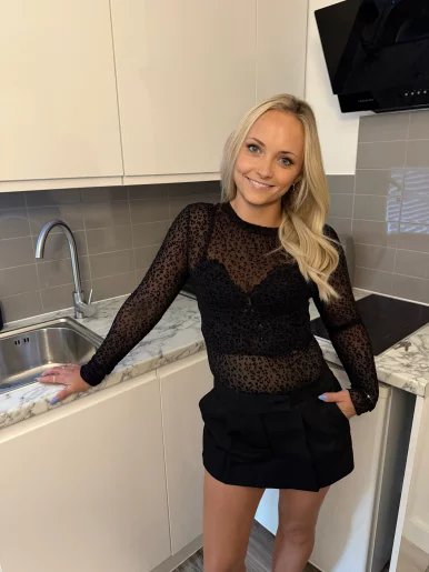 Photo of model @the_petite_vixen