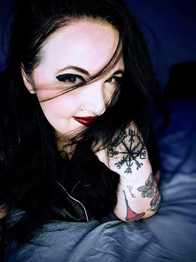 Photo of model @thecurvysuccubus