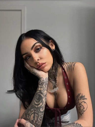 Photo of model @thegothmommynextdoor