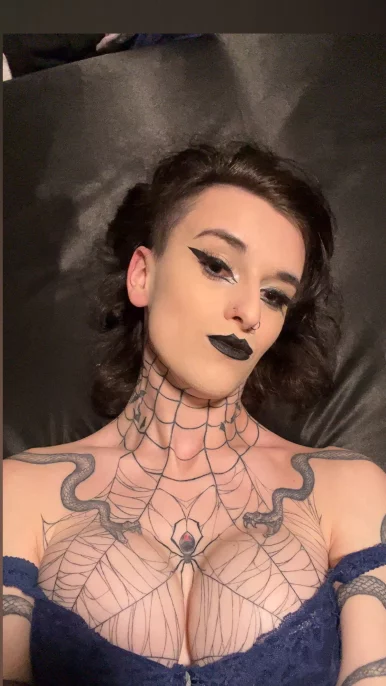 Photo of model @theoneviperess