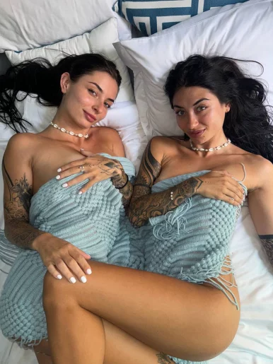 Photo of model @theserenotwins