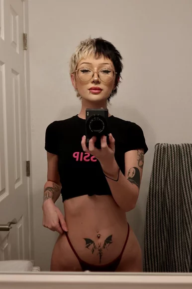 Photo of model @underboobgoddess