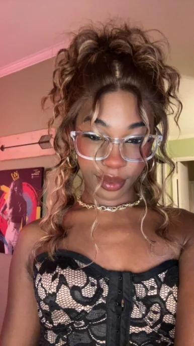 Photo of model @urfavgirlfriend