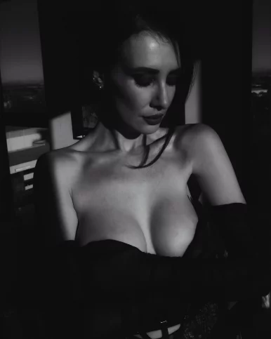 Photo of model @valentina_noir