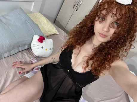 Photo of model @vivianredhead