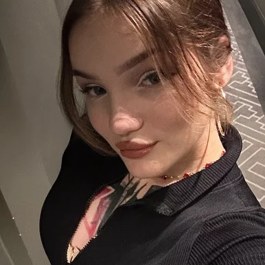 Photo of model @vivienne_ashh