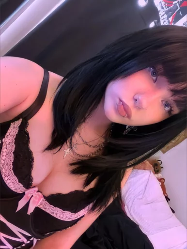 Photo of model @waifubear