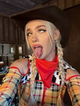 Photo of model @whoisari1414