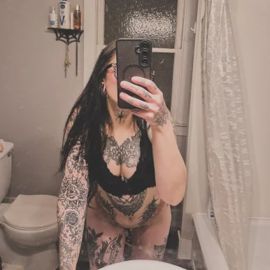 Photo of model @whothehellisn