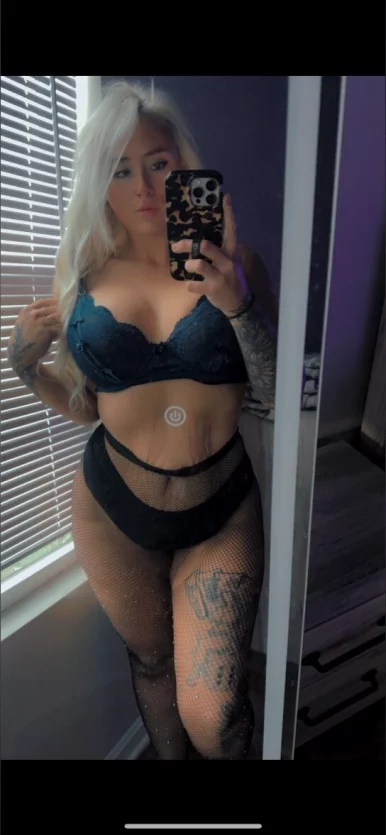 Photo of model @your-fav-blonde-sin