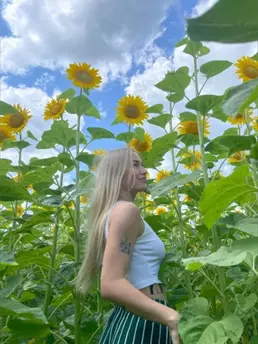 Photo of model @yourlesbianx