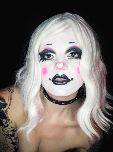 Photo of model @yourlittleclowngirl