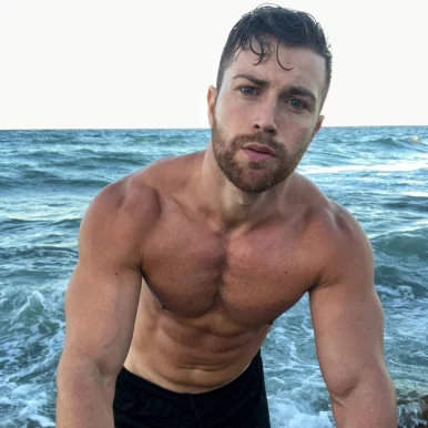 Photo of model @yoursimone