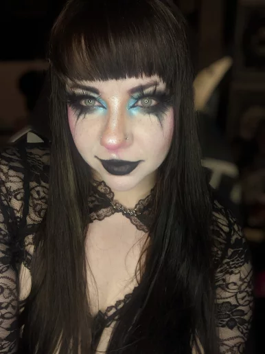 Photo of model @yourwitchygirl